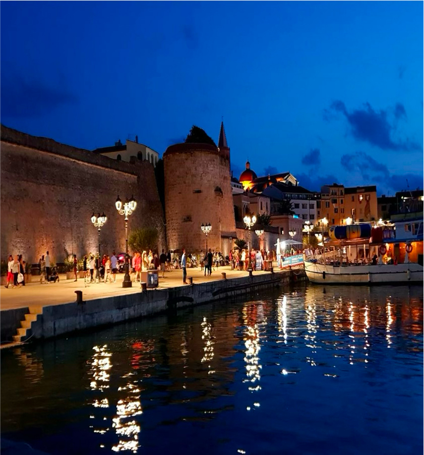 Alghero di notte dall'hotel Castelsardo